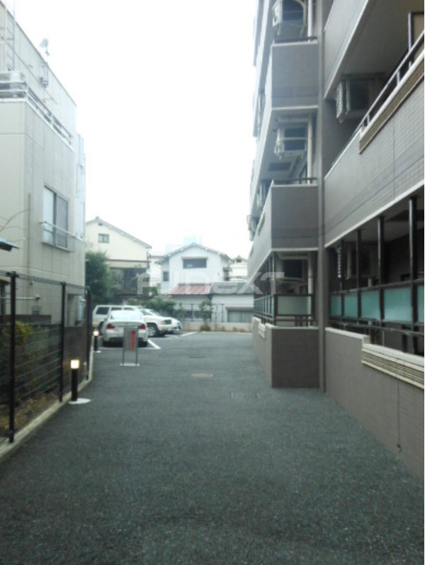 豊島区雑司が谷２丁目の賃貸マンションの駐車場