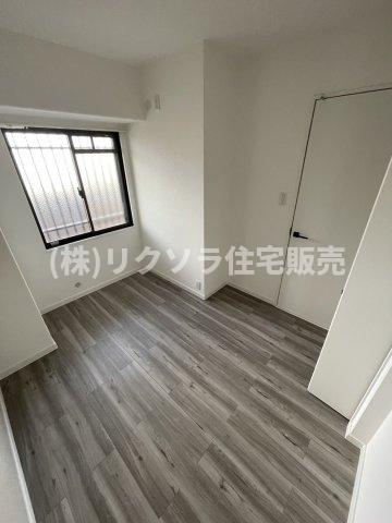 レックスシティ枚方の洋室|洋室4.9帖
■物件内覧・資金計画相談・住宅ローン相談、リフォーム相談、お問合せ受付中■
※当日・翌日のご内覧、ご相談はお電話でのお問合せがスムーズです！