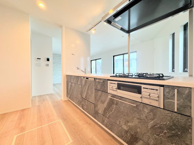 【キッチン】 | ◆北野川新築戸建て◆ | 【モデルハウス写真】
◆デザイン性と機能性を兼ね備えたキッチンです。リビングスペースとの一体感が生まれ、広々空間を演出してくれます。