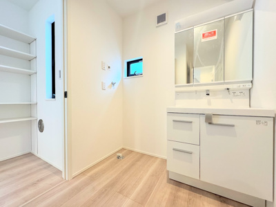 【独立洗面台】 | ◆北野川新築戸建て◆ | 【モデルハウス写真】
◆毎日使う場所だから、機能的で使いやすさに配慮したパウダールーム。すっきりと使えるように収納も豊富にご用意しています。