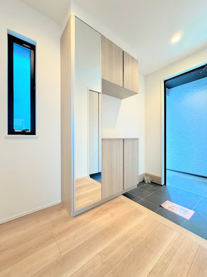 【玄関】 | ◆北野川新築戸建て◆ | 【モデルハウス写真】
◆光の渦が溢れた明るい玄関ホール。「おかえり」と「ただいま」が交差するお家の顔とも言える場所は爽やかで心地良い空間となっています。すっきり片付いた玄関で来客時にも自信が持てそう。