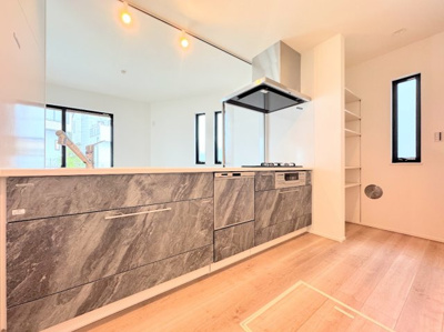 【キッチン】 | ◆北野川新築戸建て◆ | 【モデルハウス写真】
◆ご家族みんなで調理ができる位のスペースを実現したキッチン空間となっております。みんなで作った料理を召し上がりながらの会話は、どのような物になるのでしょうか。