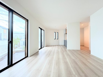 【居間・リビング】 | ◆北野川新築戸建て◆ | 【モデルハウス写真】
◆広々としたリビング・ダイニングは、シックでモダンな内装。落ち着いた雰囲気に包まれて、伸びやかな空間のなかで、ゆったりと家族団らんのひとときを過ごせます。