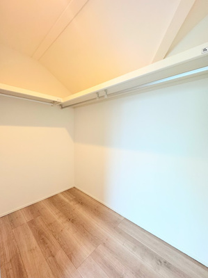 【収納】 | ◆北野川新築戸建て◆ | 【モデルハウス写真】
◆ウォークインクローゼットは荷物の多い方には嬉しい収納スペースです。季節物やスーツの収納等にピッタリです。