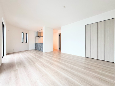 【居間・リビング】 | ◆北野川新築戸建て◆ | 【モデルハウス写真】
◆一家だんらんのスペースとなるＬＤＫ。窓から明るい光が差し込み、思わず家族の会話も弾む快適な空間。