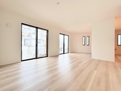 【居間・リビング】 | ◆北野川新築戸建て◆ | 【モデルハウス写真】
◆家族みんなが爽やかに健やかに過ごせるように、溢れる光をたっぷり取り込んだリビングダイニング。集いの場、憩いの場としての快適性を求めたやすらぎの空間です！