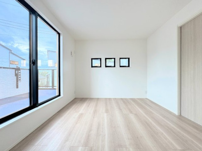 【洋室】 | ◆北野川新築戸建て◆ | 【モデルハウス写真】
◆柔らかい陽光が差し込む明るいお部屋を演出する設計。彩光の取れる窓が気持ちの良いお部屋を創り上げます。