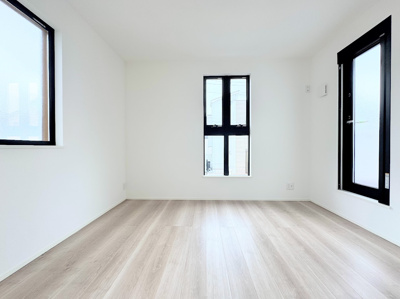 【洋室】 | ◆北野川新築戸建て◆ | 【モデルハウス写真】
◆気持ちの良い風が室内へ入り込む居室。家具を配置しても広々ご利用いただけます！！