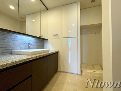 【洗面所】 | プラウドタワー名古屋栄 | ゆったりとスペースのある洗面所