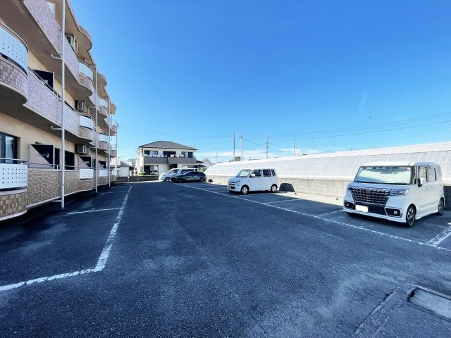 パレスヒーローの駐車場