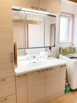 【独立洗面台】 | 西区平和1-8　戸建 | 生活便利なワイド洗面台を使用♪