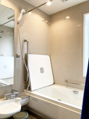 【浴室】 | 西区平和1-8　戸建 | 窓付きの浴室は乾燥機付きで洗濯物も乾かせます♪