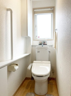 【トイレ】 | 西区平和1-8　戸建 | 各階トイレ有でトイレの混雑も回避♪
