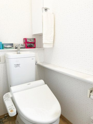 【トイレ】 | 西区平和1-8　戸建 | 各階トイレ有でトイレの混雑も回避♪