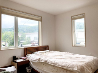 【洋室】 | 西区平和1-8　戸建 | 各室2面採光で明るさの取れた室内環境です♪