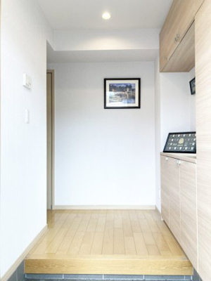 【玄関】 | 西区平和1-8　戸建 | シューズボックスや物入のある収納便利な玄関です♪