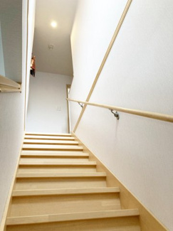 【内装】 | 西区平和1-8　戸建 | リビング階段で家族でお顔の合わせられる空間です♪