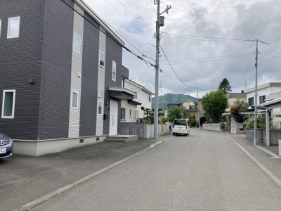 【前面道路含む現地写真】 | 西区平和1-8　戸建 | 前面8ｍ幅の公道♪