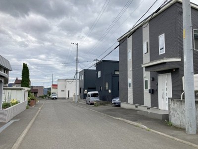 【前面道路含む現地写真】 | 西区平和1-8　戸建 | 前面8ｍ幅の公道♪