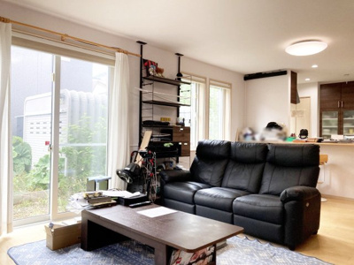 【居間・リビング】 | 西区平和1-8　戸建 | リビングは採光豊富で明るい雰囲気です♪