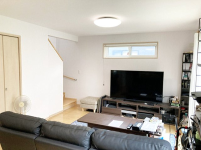 【居間・リビング】 | 西区平和1-8　戸建 | リビング階段で家族でお顔の合わせやすい空間です♪