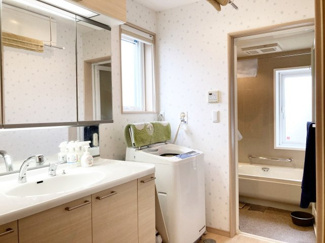 【脱衣所】 | 西区平和1-8　戸建 | 広々ユーティリティは収納豊富♪