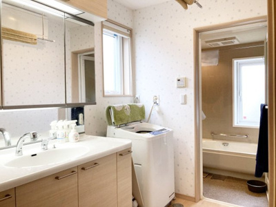 【脱衣所】 | 西区平和1-8　戸建 | 広々ユーティリティは収納豊富♪