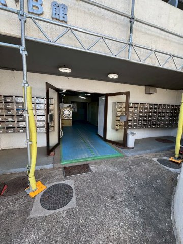 東和プラザＡB館のエントランス|改装中