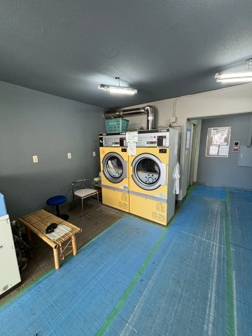 東和プラザB館のロビー