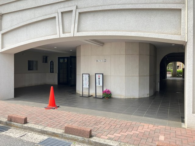 モアクレスト千葉Ａ棟のエントランス