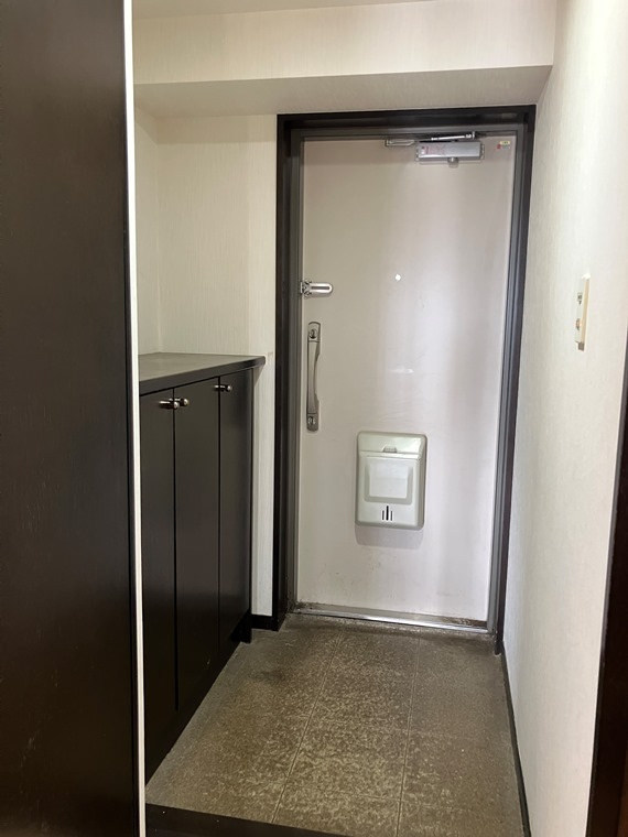 モアクレスト千葉Ａ棟の玄関