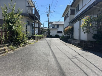 【前面道路含む現地写真】 | 車通りの少ない閑静な住宅地です。
