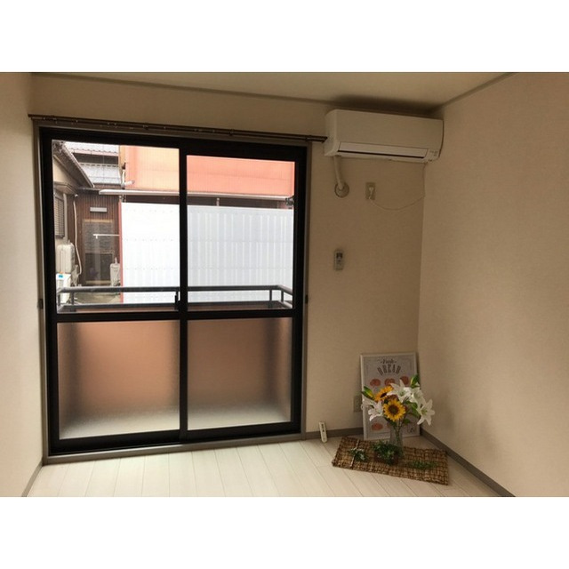 岐阜市柳津町上佐波３丁目のアパートの居間・リビング