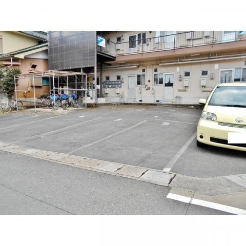 花月ビルの駐車場