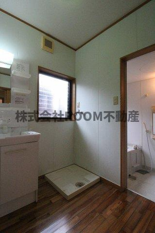 山角貸家の洗面所|明るい洗面所です