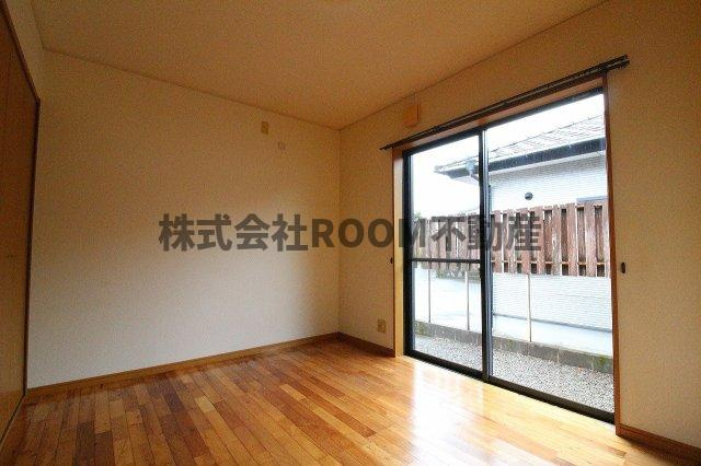 山角貸家の寝室|広くて明るい寝室