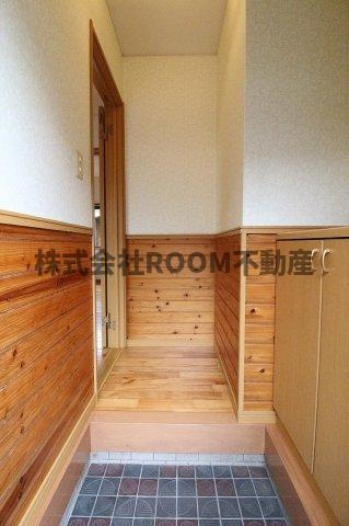 山角貸家のエントランス|建物の内部です