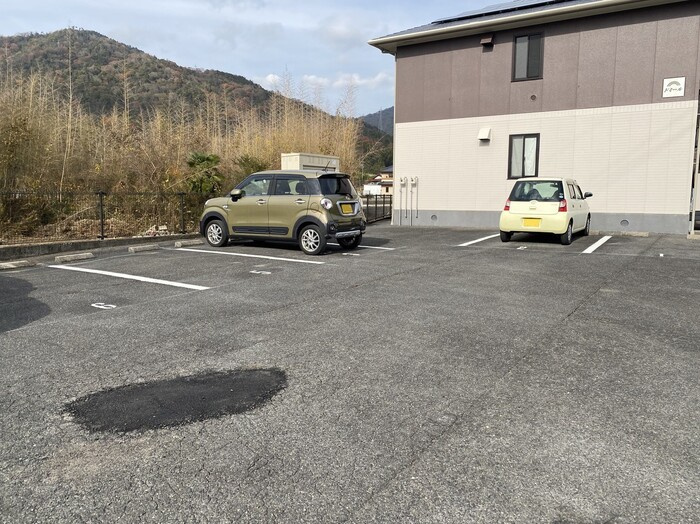 ドミールの駐車場