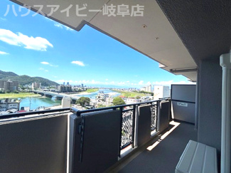 【バルコニー】 | ダイアパレス岐阜長良10階部分！岐阜城・長良川が一望出来ます♪夏には長良川花火大会も見えます | ダイアパレス岐阜長良10階部分！岐阜城・長良川が一望出来ます♪夏には長良川花火大会もお部屋から見えます