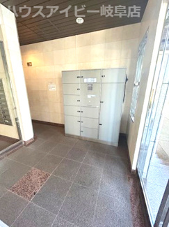 【エントランス】 | ダイアパレス岐阜長良10階部分！岐阜城・長良川が一望出来ます♪夏には長良川花火大会も見えます | ダイアパレス岐阜長良10階部分！岐阜城・長良川が一望出来ます♪夏には長良川花火大会もお部屋から見えます