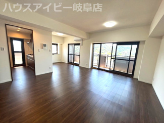 【居間・リビング】 | ダイアパレス岐阜長良10階部分！岐阜城・長良川が一望出来ます♪夏には長良川花火大会も見えます | ダイアパレス岐阜長良10階部分！岐阜城・長良川が一望出来ます♪夏には長良川花火大会もお部屋から見えます