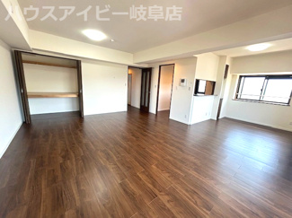 【居間・リビング】 | ダイアパレス岐阜長良10階部分！岐阜城・長良川が一望出来ます♪夏には長良川花火大会も見えます | ダイアパレス岐阜長良10階部分！岐阜城・長良川が一望出来ます♪夏には長良川花火大会もお部屋から見えます