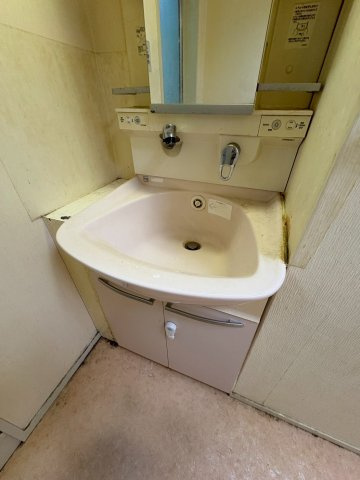 モアライフ湊川の洗面所|ゆったりとスペースのある洗面所