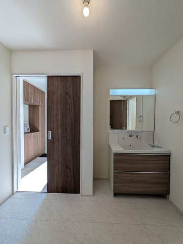 【独立洗面台】 | リーブルガーデン.S高崎市石原町第24ー⑥ | 玄関から続く水回りスペース♪