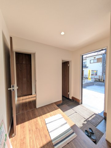 【玄関】 | リーブルガーデン.S高崎市石原町第24ー⑤ | ウオークスルータイプのシューズインクローク♪