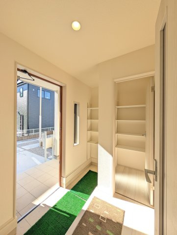 【玄関】 | リーブルガーデン.S高崎市石原町第24ー② | ウオークスルータイプのシューズインクローク♪