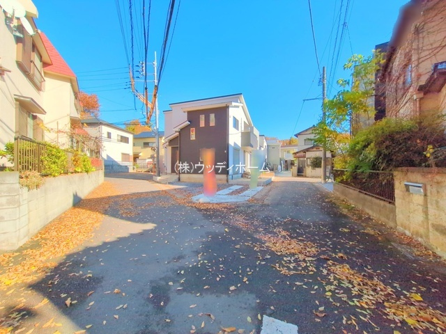 春日部市南中曽根　新築一戸建て　A号棟の前面道路含む現地写真