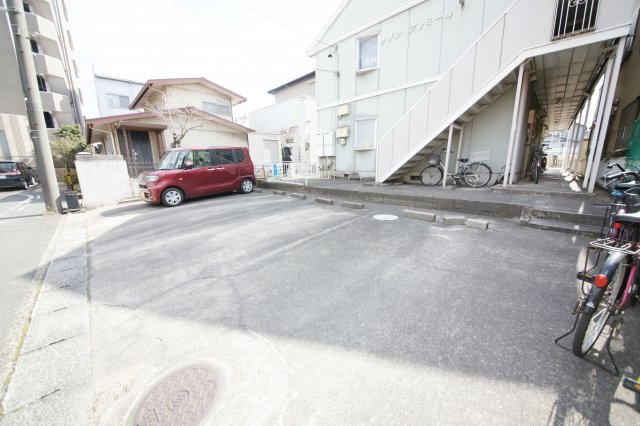 メゾンプレミールの駐車場