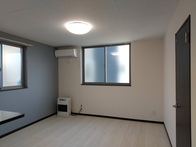 ブルジェオンAの居間・リビング