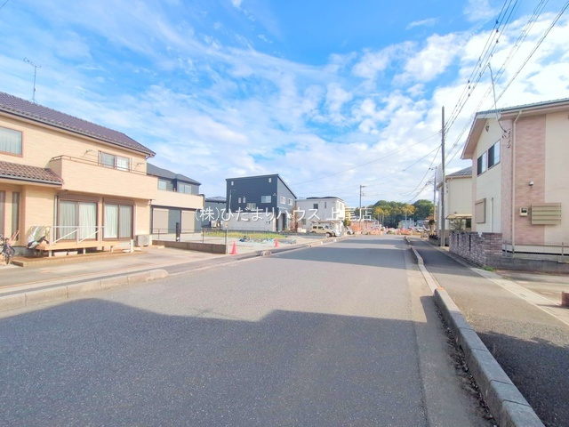 伊奈町西小針2期　新築戸建　グラファーレ01の前面道路含む現地写真